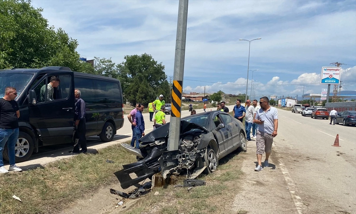 Sinop'ta otomobilin aydınlatma direğine çarptığı kazada 5 kişi yaralandı