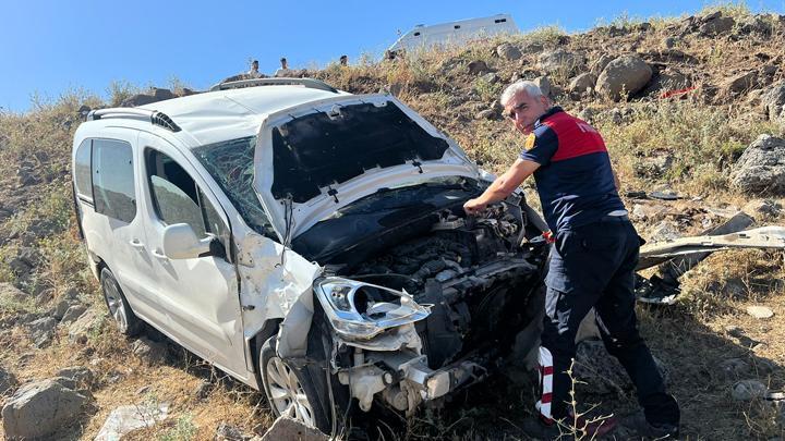 Şırnak’ta araç şarampole devrildi: 1 ağır 5 yaralı