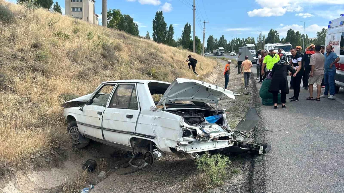 Sivas'ta Otomobil Devrildi: 2'si Çocuk 5 Kişi Yaralandı