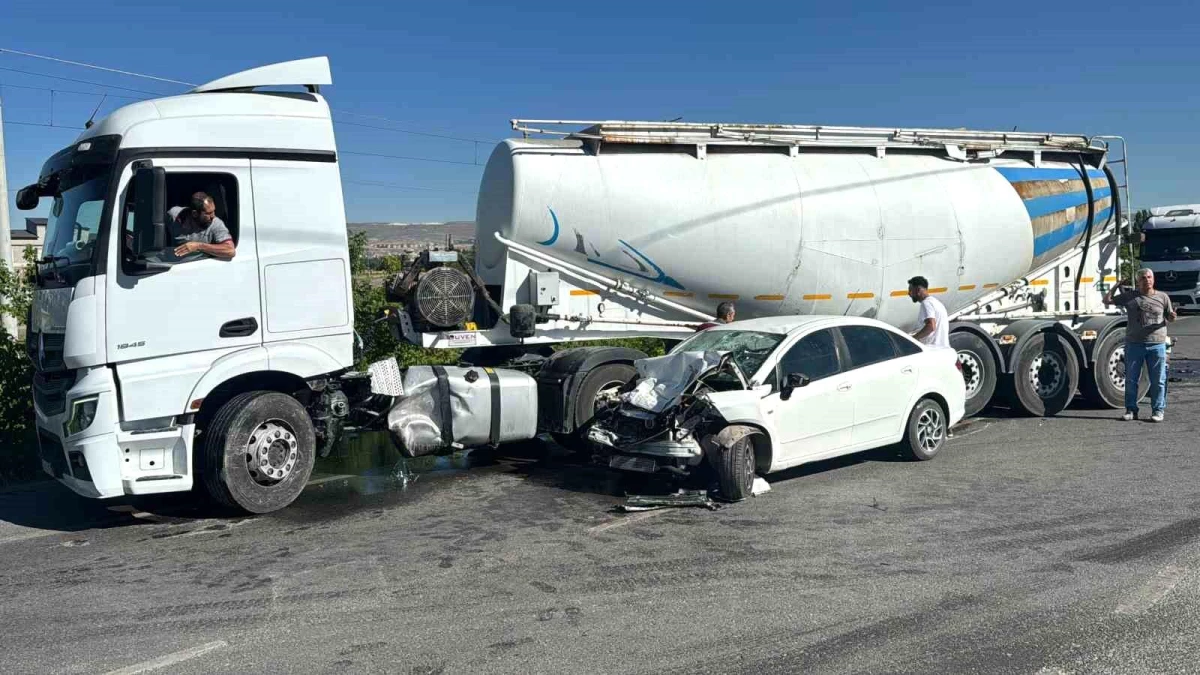 Sivas'ta Otomobil ile Tankerin Çarpışması Sonucu 2 Kişi Yaralandı