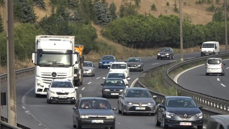 Tatilciler yolda: TEM otoyolunda yoğunluk oluştu