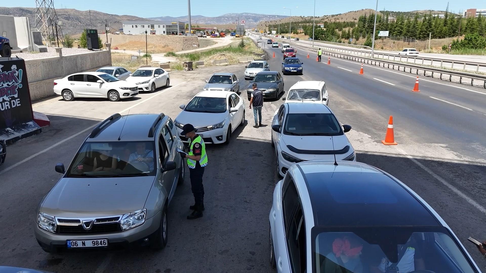 Tatilcilerin dönüş yolculuğu sürüyor! 43 ilin geçiş güzergahında sıkı denetim