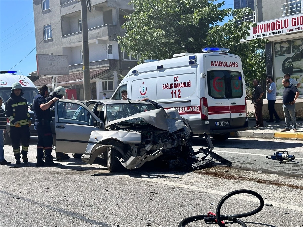 Tekirdağ'da otomobil ile minibüs çarpıştı: 5 yaralı