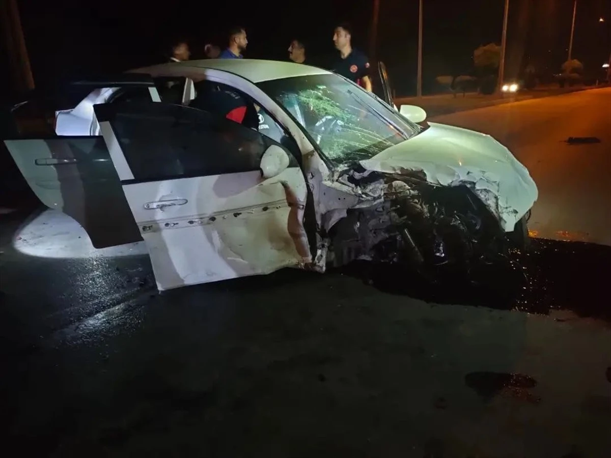 Tokat'ın Erbaa ilçesinde otomobilin aydınlatma direğine çarpması sonucu 3 kişi yaralandı