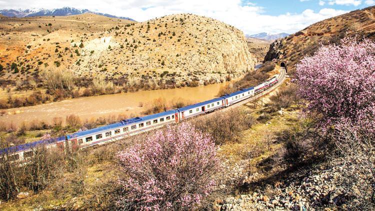 Turistik Tatvan Treni yola çıkıyor