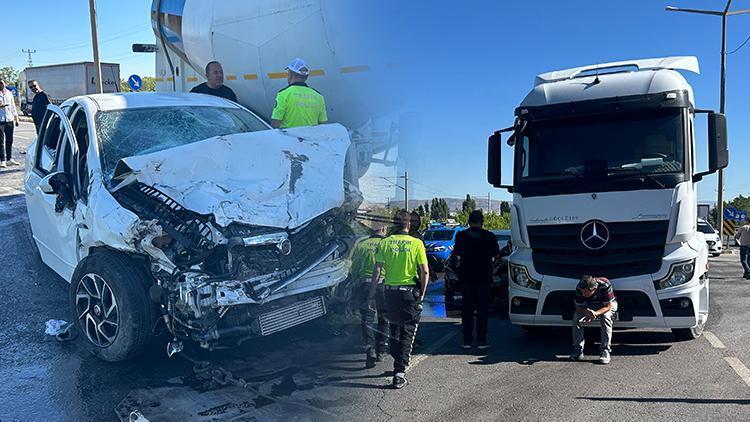 Yakıt tankeri ile otomobil çarpıştı: 1'i ağır 2 yaralı