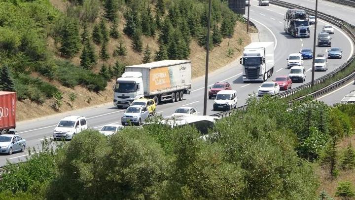 Yollarda bayram tatili dönüşü hareketliliği... TEM Otoyolu'nun Kocaeli geçişinde trafik yoğunluğu