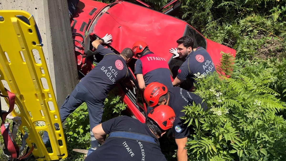 Zonguldak'ta bariyere çarpan otomobilde 4 kişi yaralandı