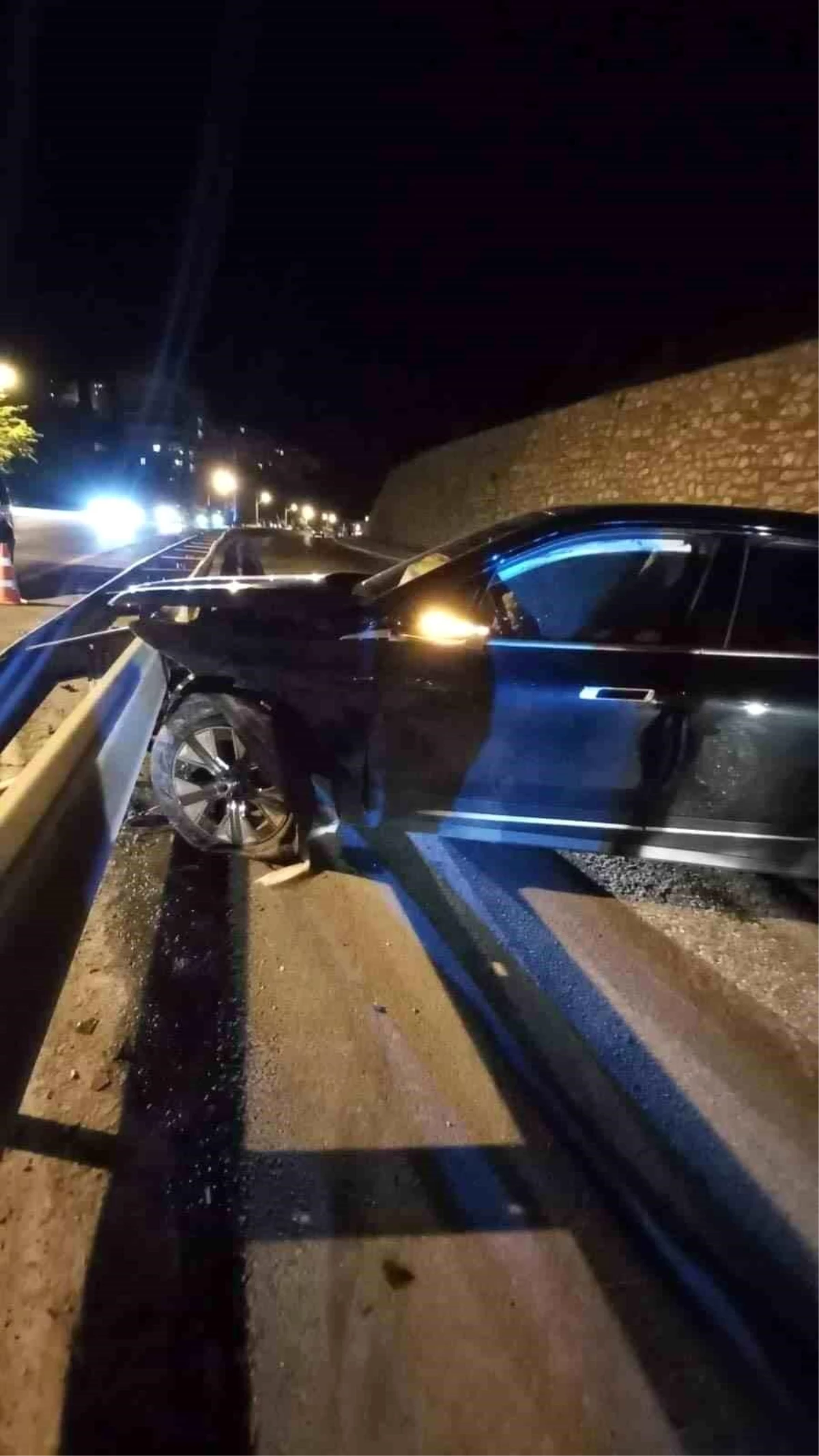 Zonguldak'ta Kontrolden Çıkan Otomobil Bariyerlere Çarptı