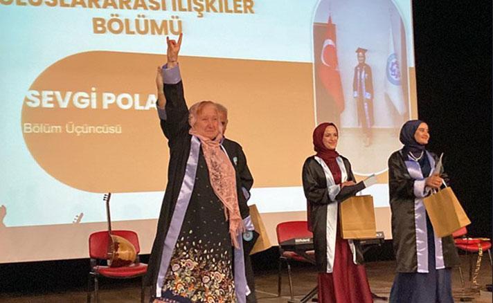 69 yaşında üniversiteden mezun oldu, diplomasını alırken bozkurt işareti yaptı