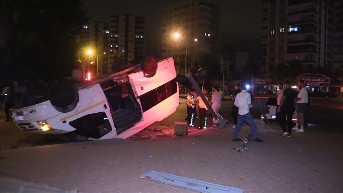 Adana'da Otomobil ile Minibüs Çarpıştı: 2 Yaralı