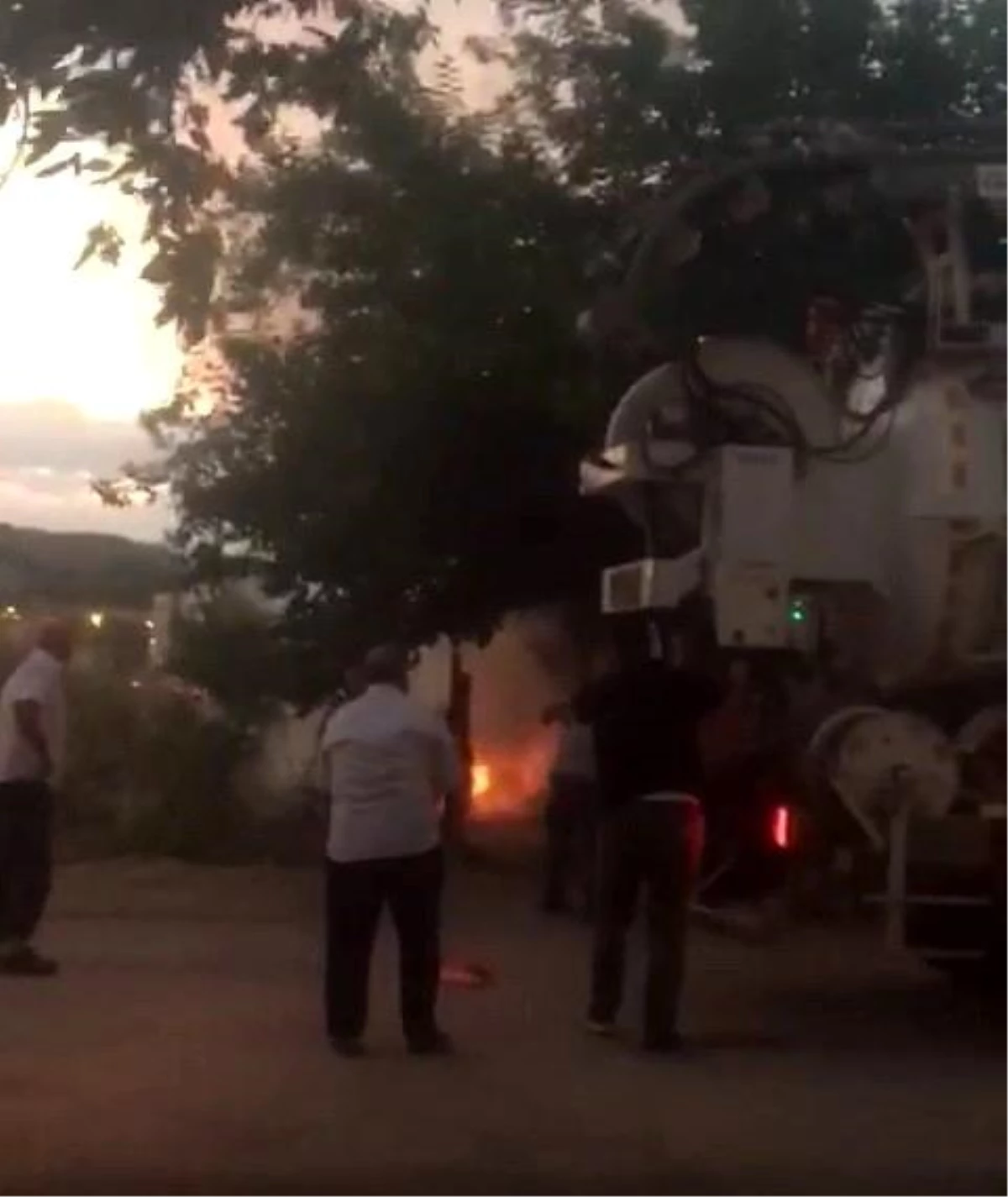 Adıyaman'da park halindeki otomobil alev alarak yandı