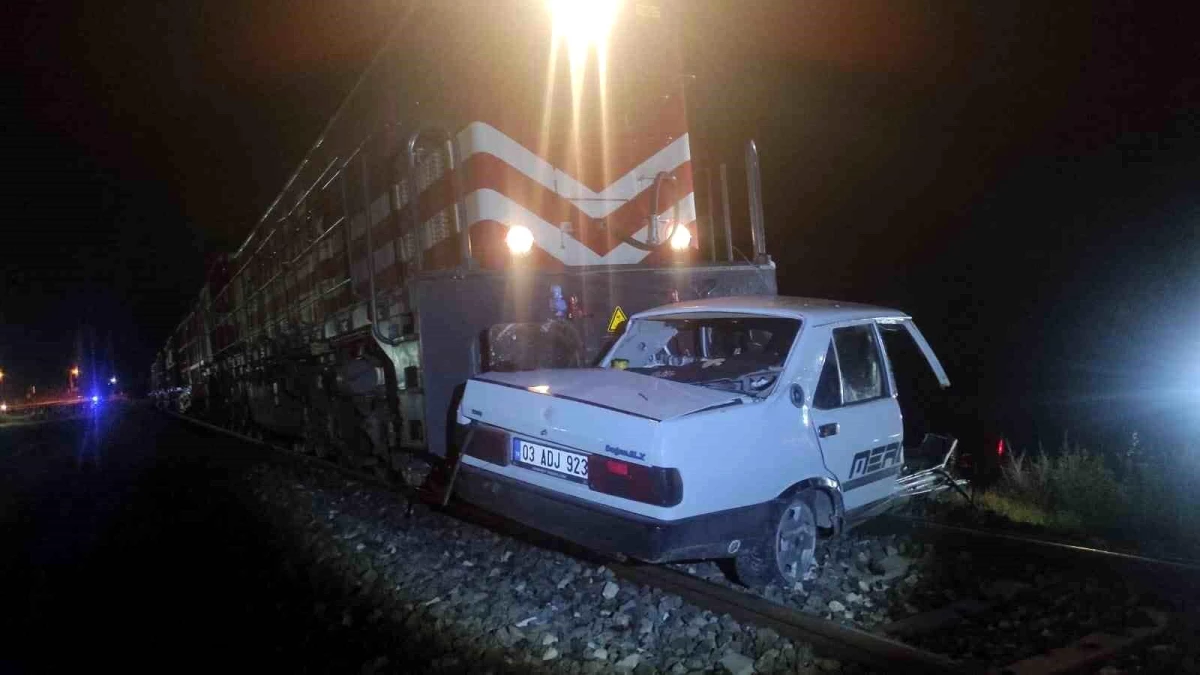 Afyonkarahisar'da Yük Treni ile Otomobil Çarpıştı