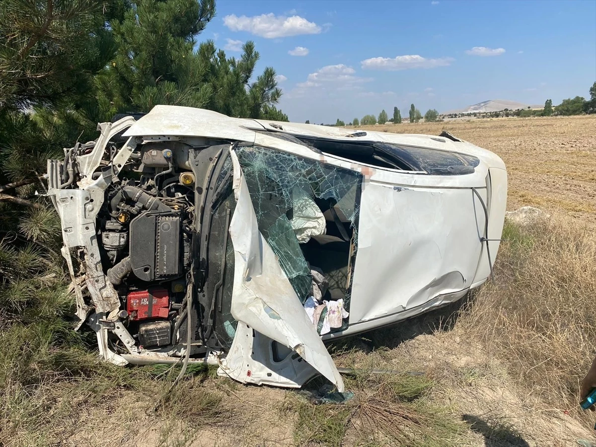 Afyonkarahisar'ın Emirdağ ilçesinde otomobil şarampole devrildi, 8 kişi yaralandı