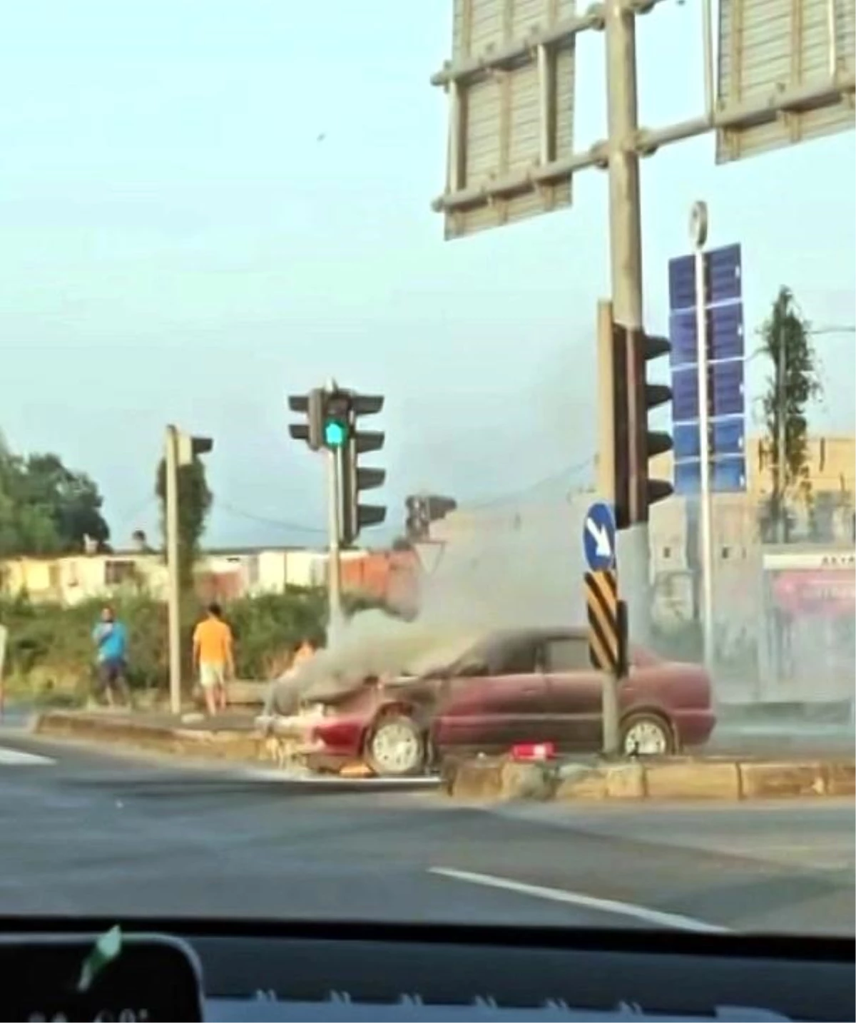 Akyazı'da Trafik Işıklarında Otomobil Yangını