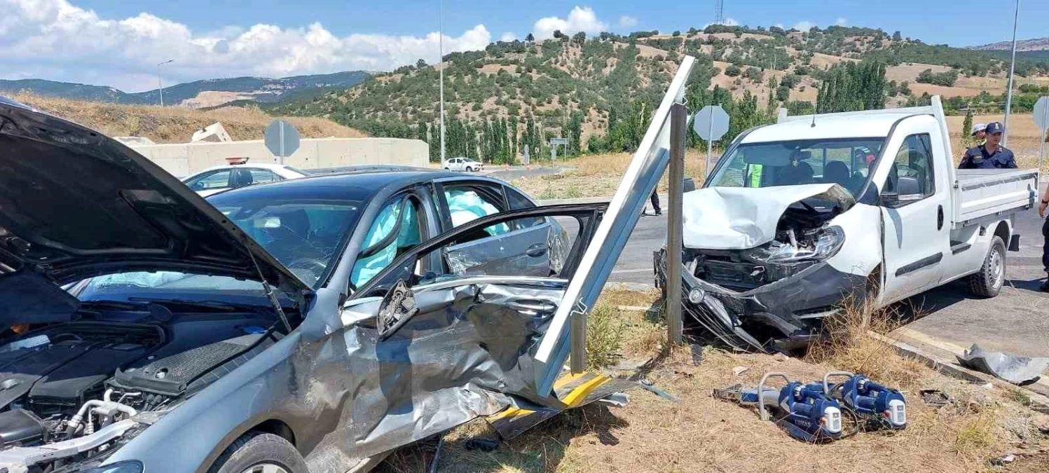 Amasya'da otomobil ile hafif ticari araç çarpıştığı kazada 6 kişi yaralandı