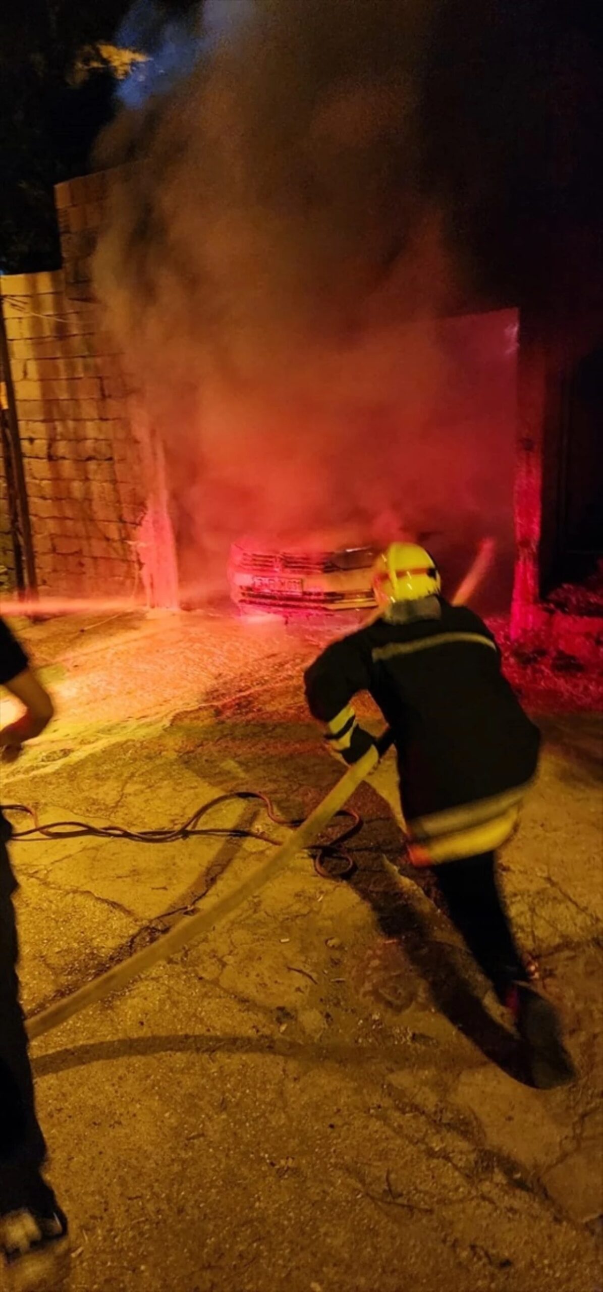 Antakya'da park halindeki otomobil yangında kullanılamaz hale geldi