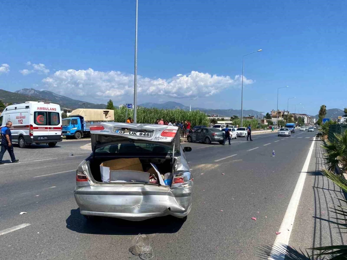 Antalya'da Kontrolsüz Araç Çıkışı Kazaya Yol Açtı