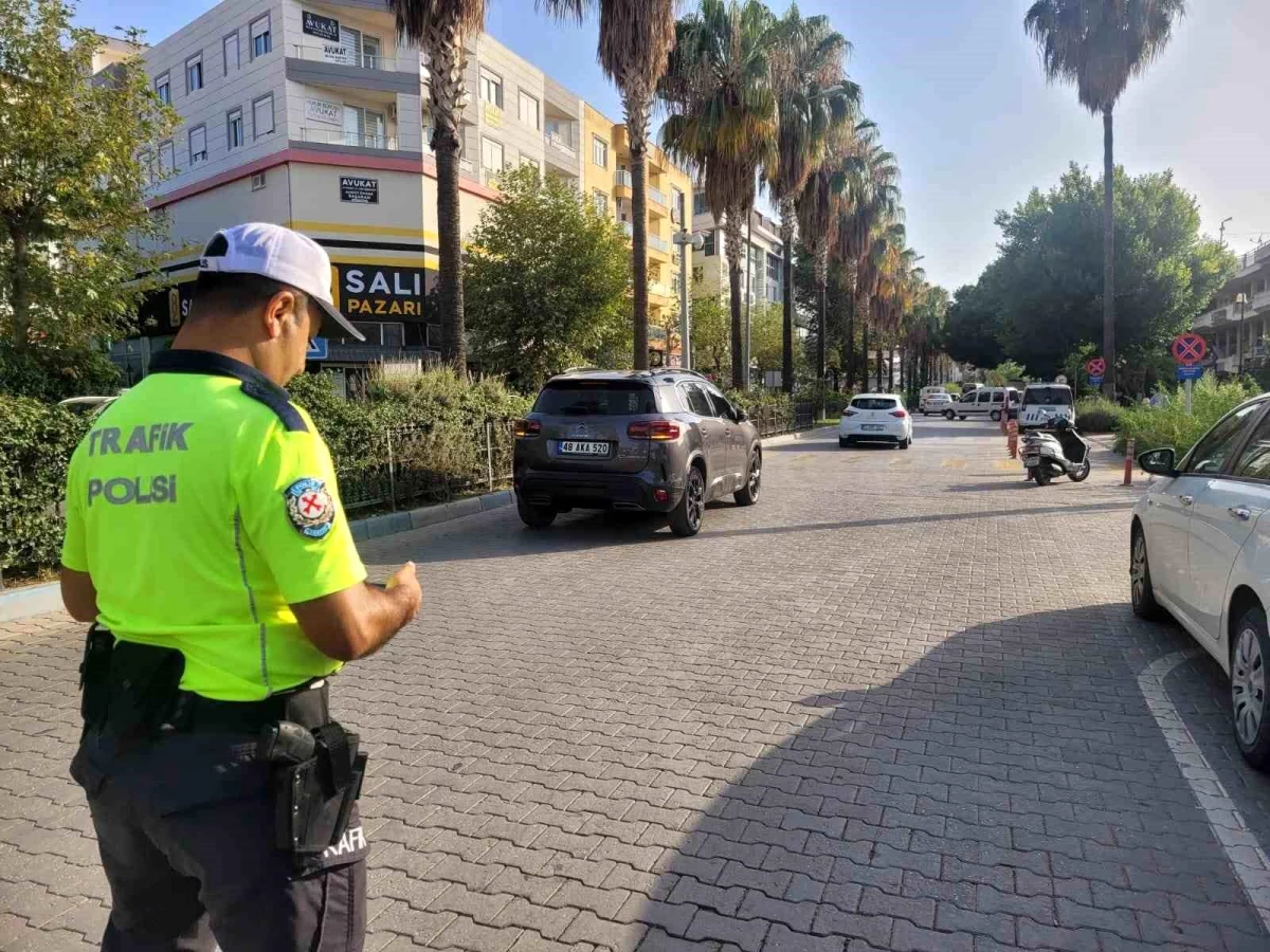 Antalya'da otomobil ile motosiklet çarpıştı, motosiklet sürücüsü yaralandı