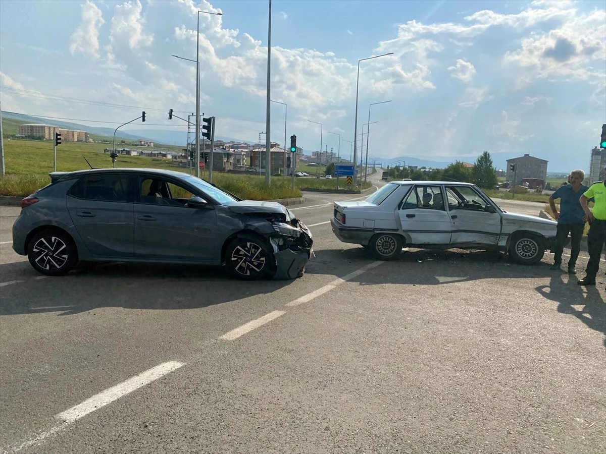 Ardahan'da 2 otomobil çarpışması sonucu 5 kişi yaralandı