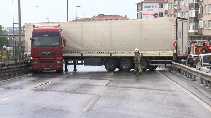 Avcılar'da E-5'te kaza: Yoğun trafik oluştu