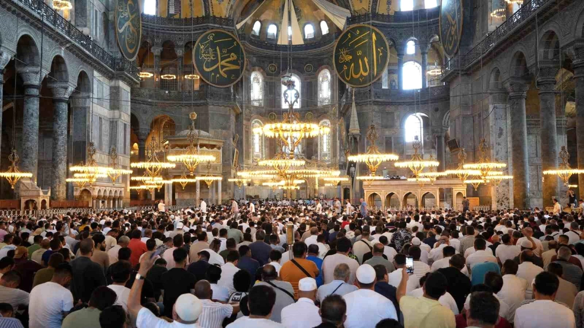 Ayasofya-i Kebir Camii Şerifi'nde Aşure İkramı