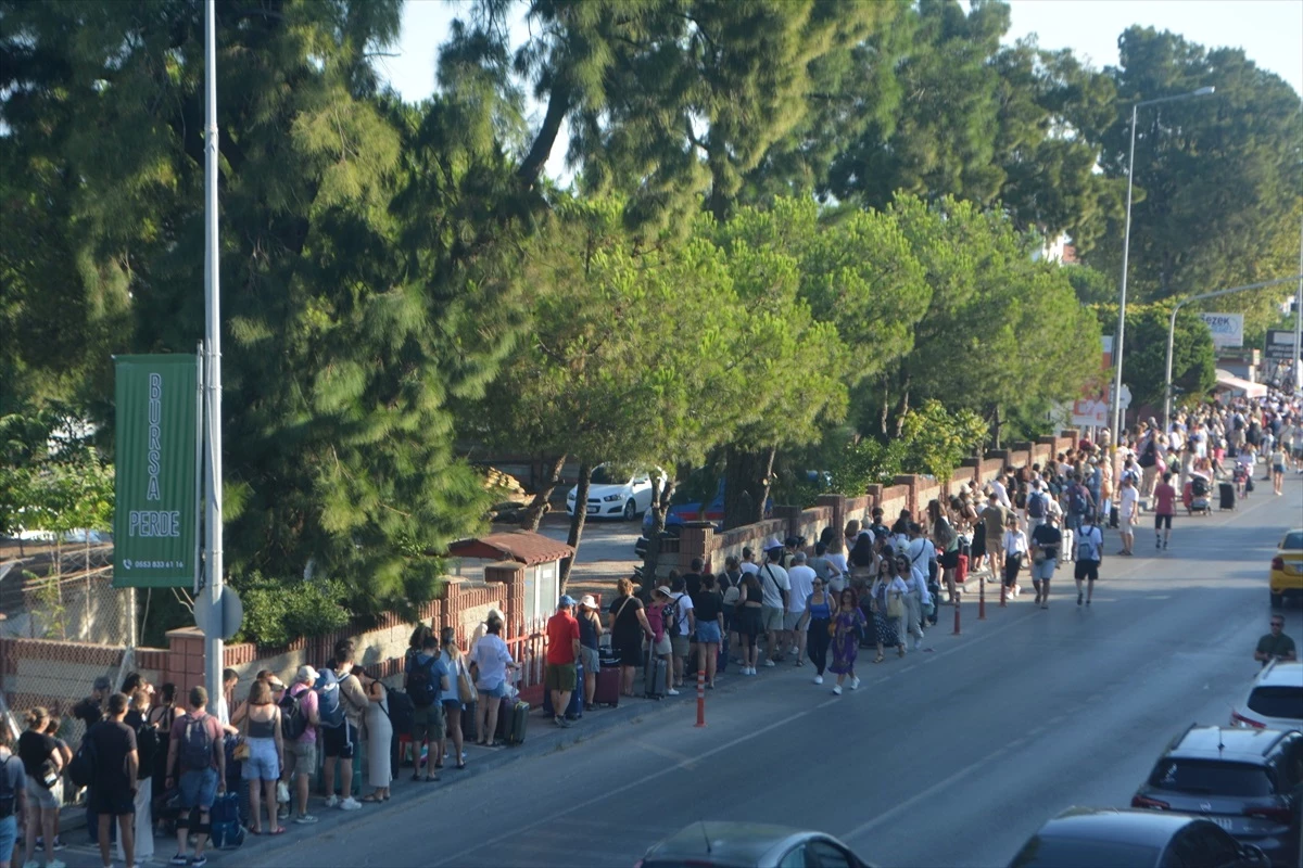 Ayvalık-Midilli feribot seferlerinde yoğunluk yaşanıyor