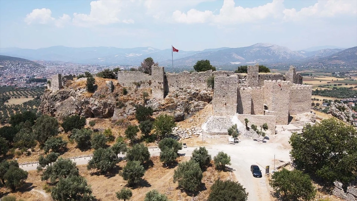 Beçin Antik Kenti'ndeki Kale Duvarları ve Burçlar Eski Görünümüne Kavuşuyor