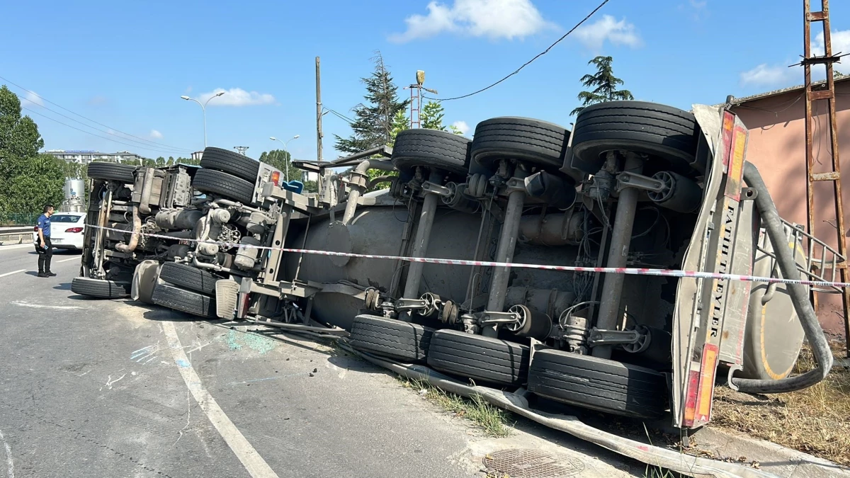 Beton mikseri kaza yaptı, şoför yaralı halde kaçtı