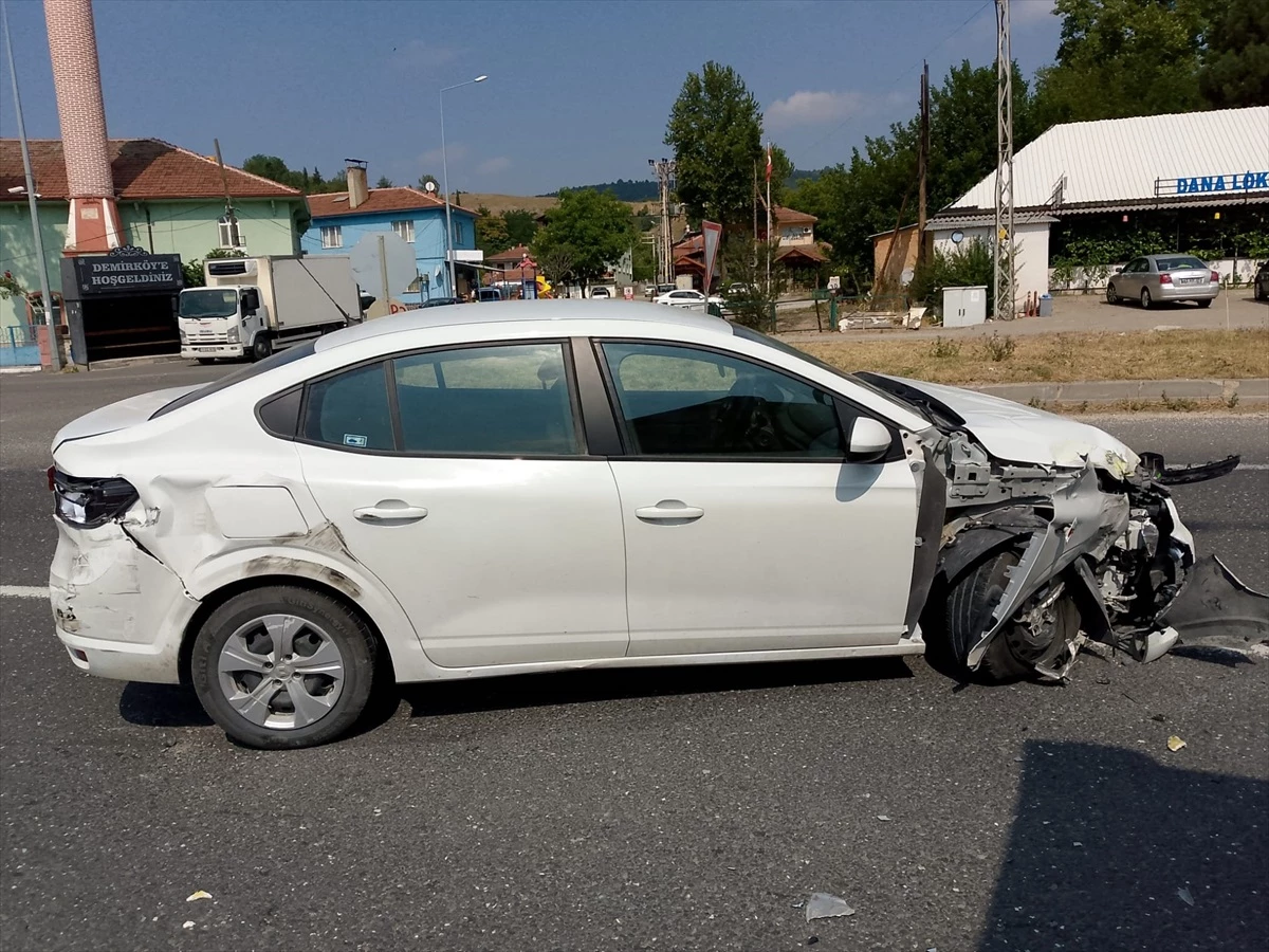 Bilecik'te Otomobil ile Tır Çarpıştı: 1 Yaralı