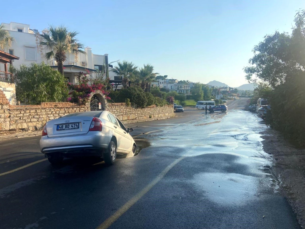 Bodrum'da ana isale hattı patlağı sonrası otomobil çukura düştü