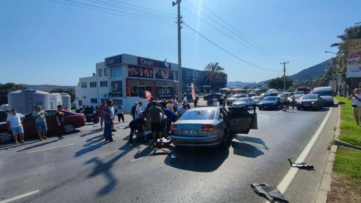 Bodrum'da otomobil ile minibüs çarpıştı: 14 yaralı