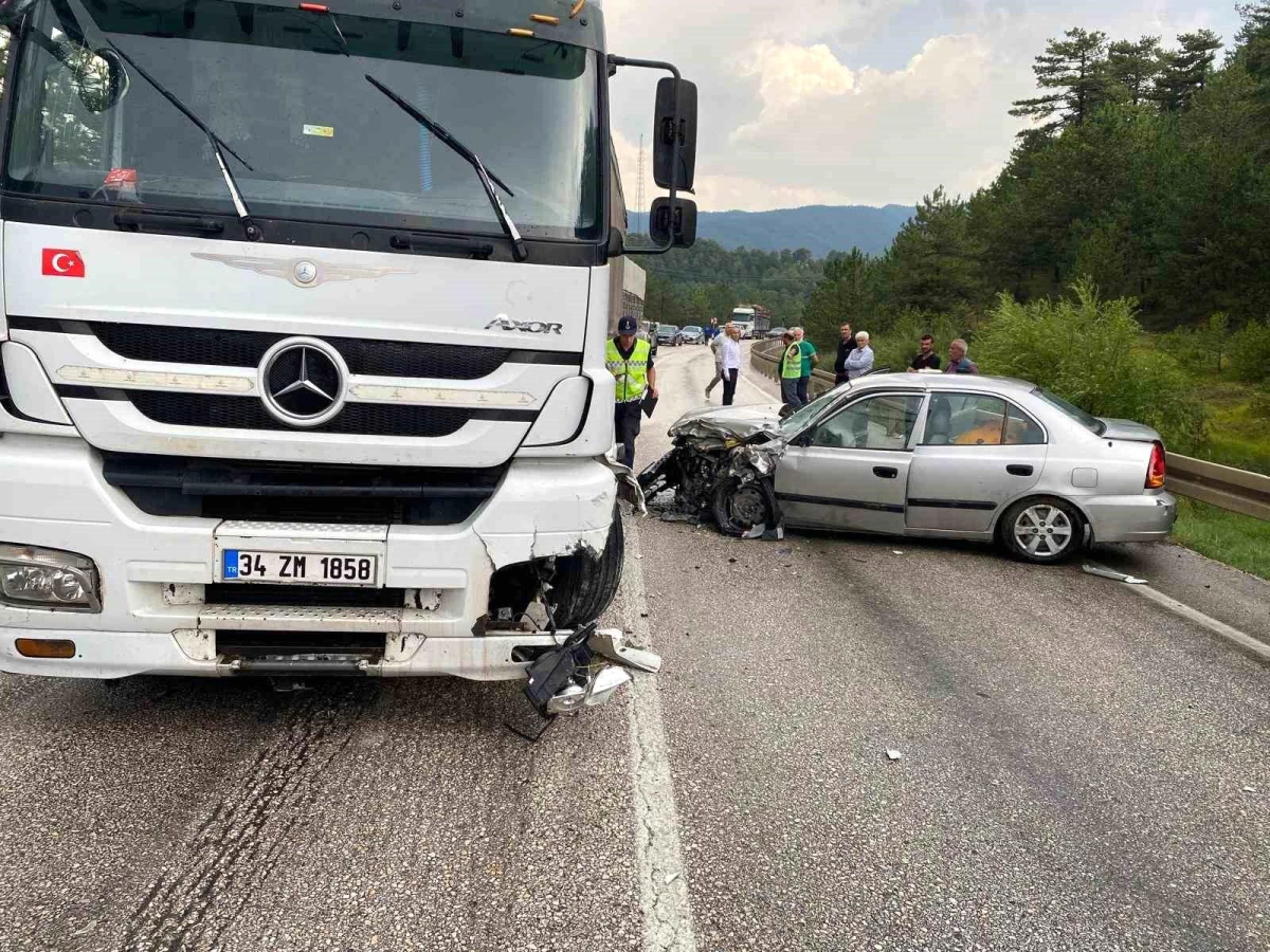 Bolu'da Otomobil ve Tır Çarpıştı: 2 Yaralı