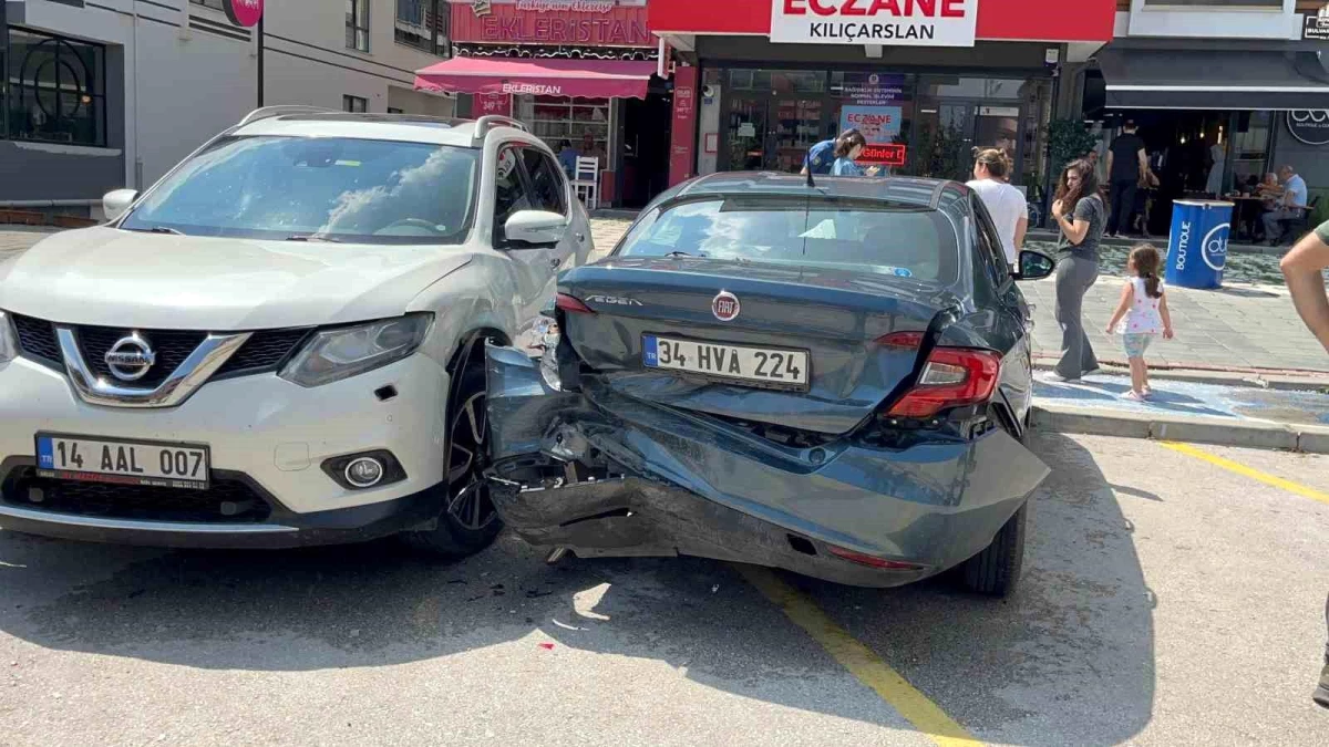 Bolu'da yağışlı havada meydana gelen kazada 4 araç zarar gördü