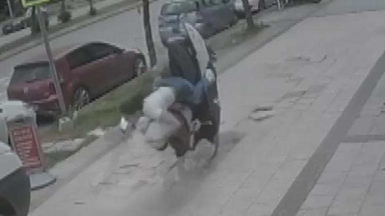 Bozuk kaldırım taşına çarpan motosiklet takla attı