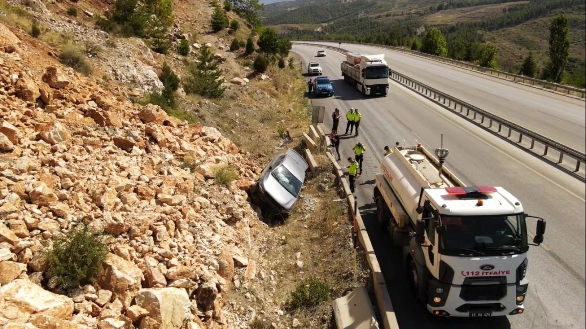 Burdur Antalya Yolunda Kontrolden Çıkan Otomobil Kayalıklara Çarptı