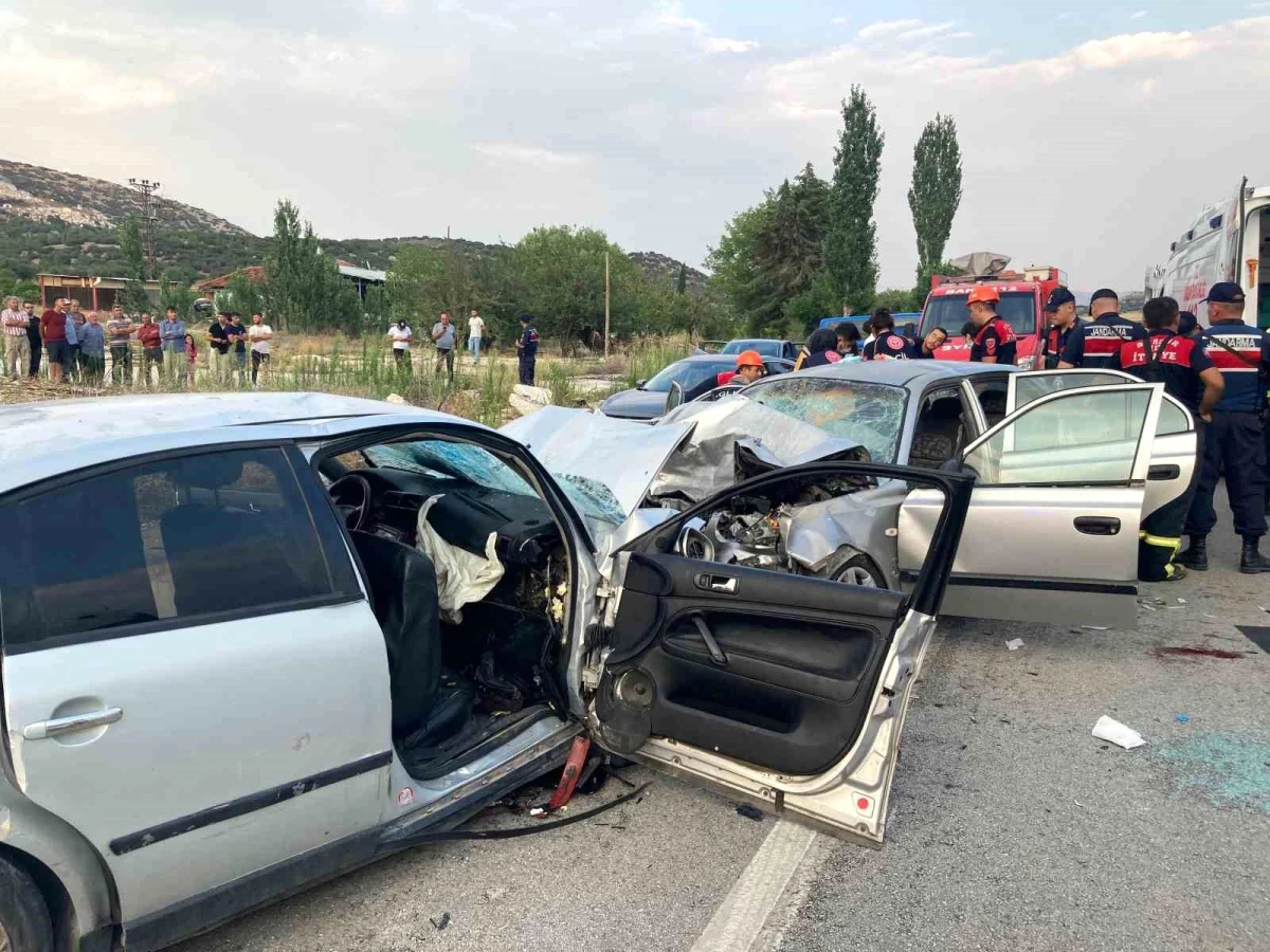 Burdur-Yeşilova yolunda kafa kafaya çarpışan otomobillerde 1 ölü, 9 yaralı