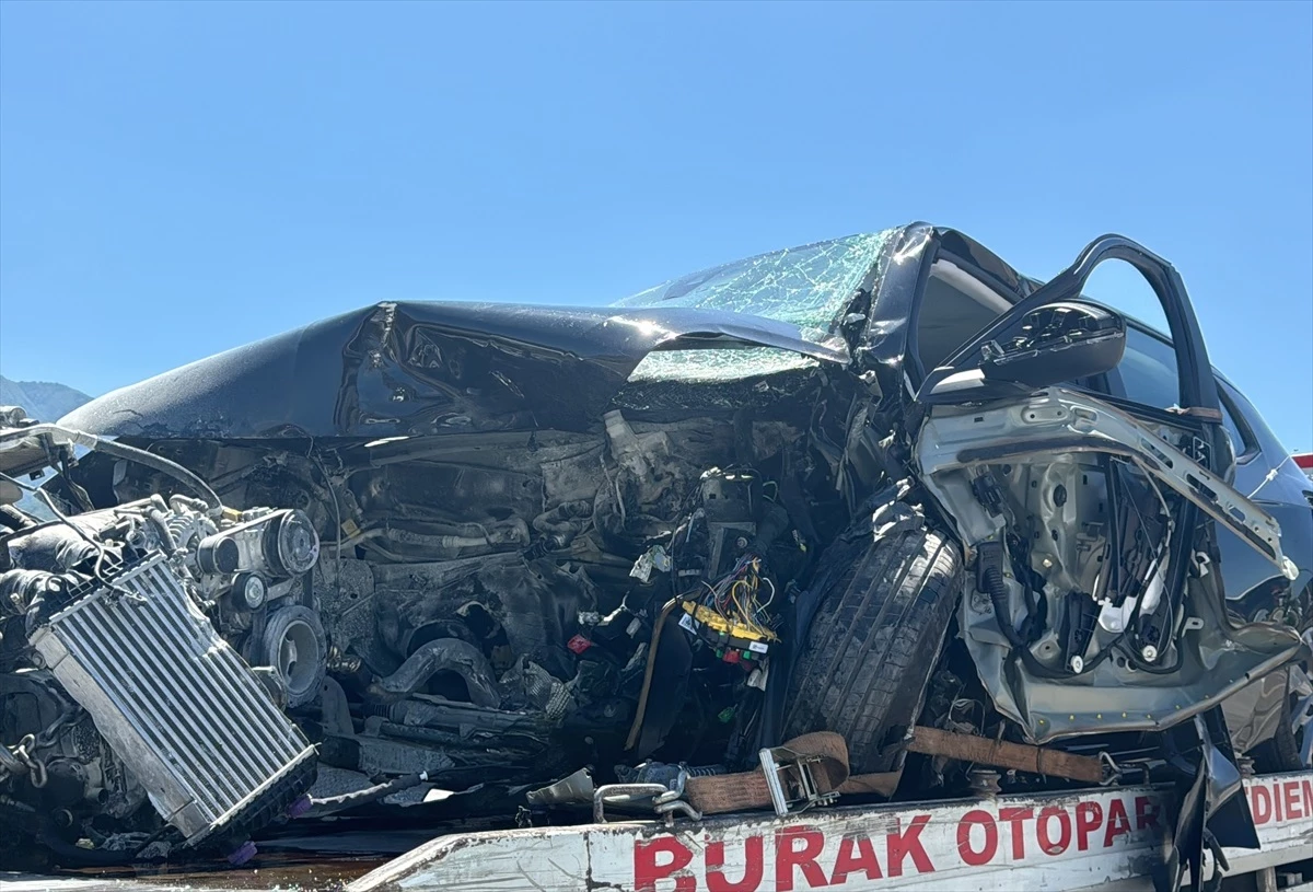 Bursa'da Otomobil Kaza Sonucu Sürücü Hayatını Kaybetti