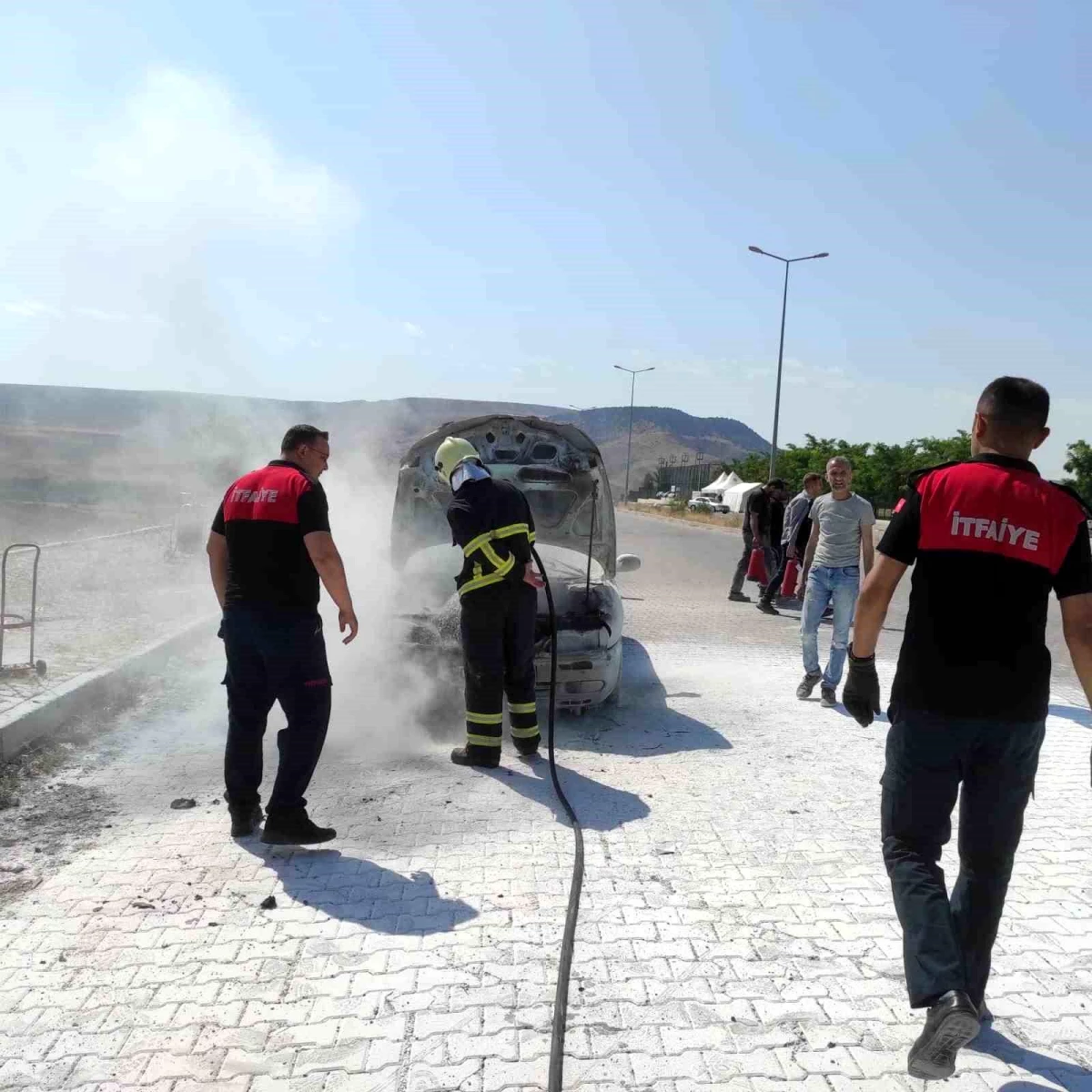 Çankırı'da Otomobilde Çıkan Yangın İtfaiye Tarafından Söndürüldü