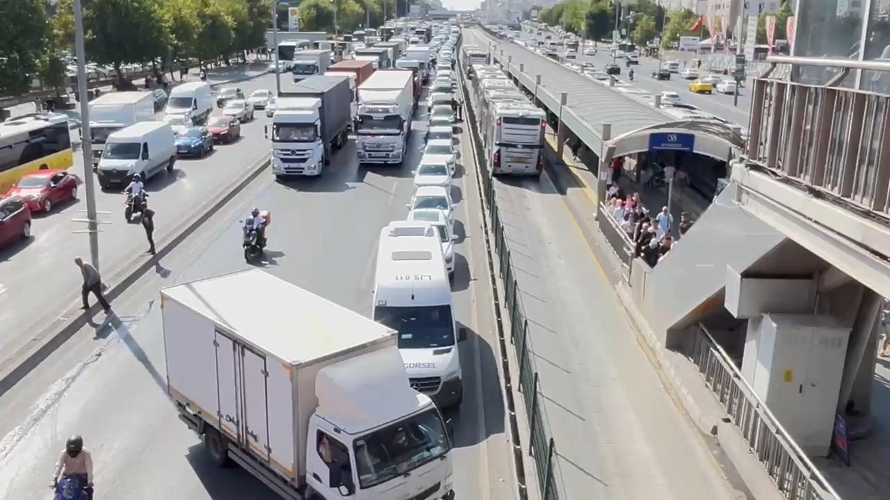 D-100'de TIR köprünün ayağına çarptı: Yan yol trafiğe kapatıldı