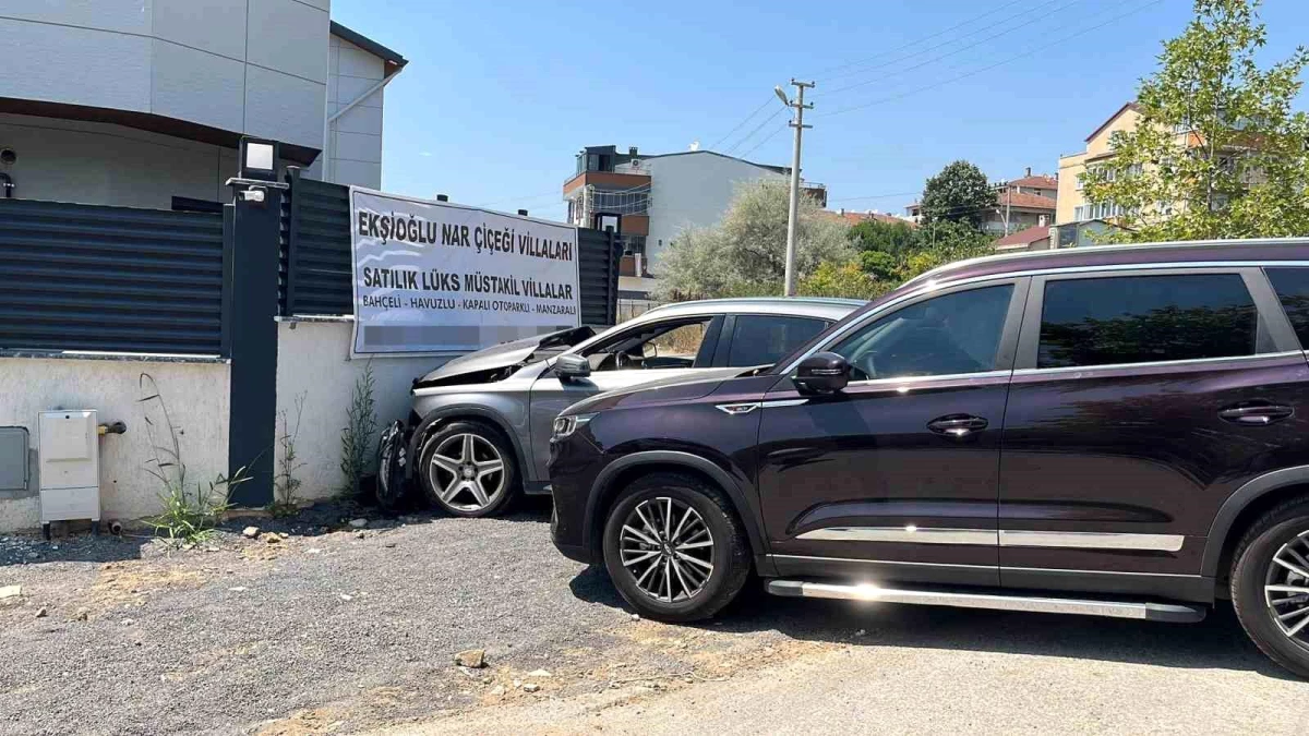 Darıca'da otomobil cipe çarptı, 2 kişi yaralandı