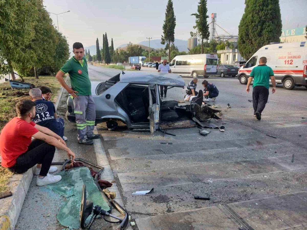 Denizli'de freni patlayan otomobil ağaçlara çarptı: 5 yaralı