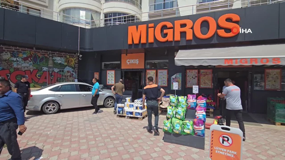 Direksiyon hakimiyetini kaybeden araç Migros'a girdi