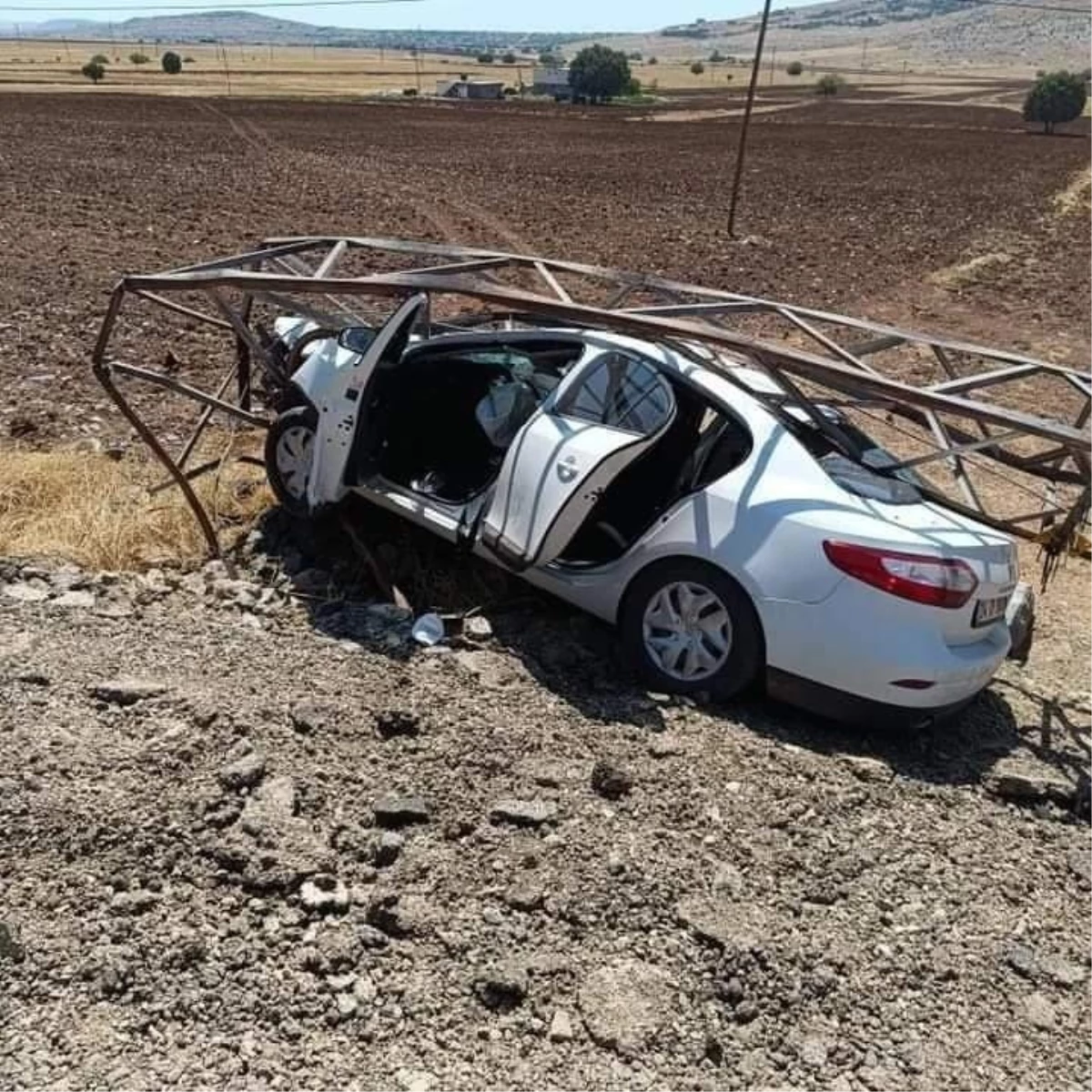 Diyarbakır'da otomobil elektrik direğine çarptı: 4 yaralı