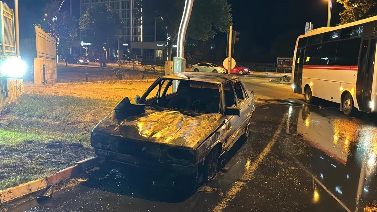 Edirne'de otomobilde çıkan yangın itfaiye ekiplerince söndürüldü