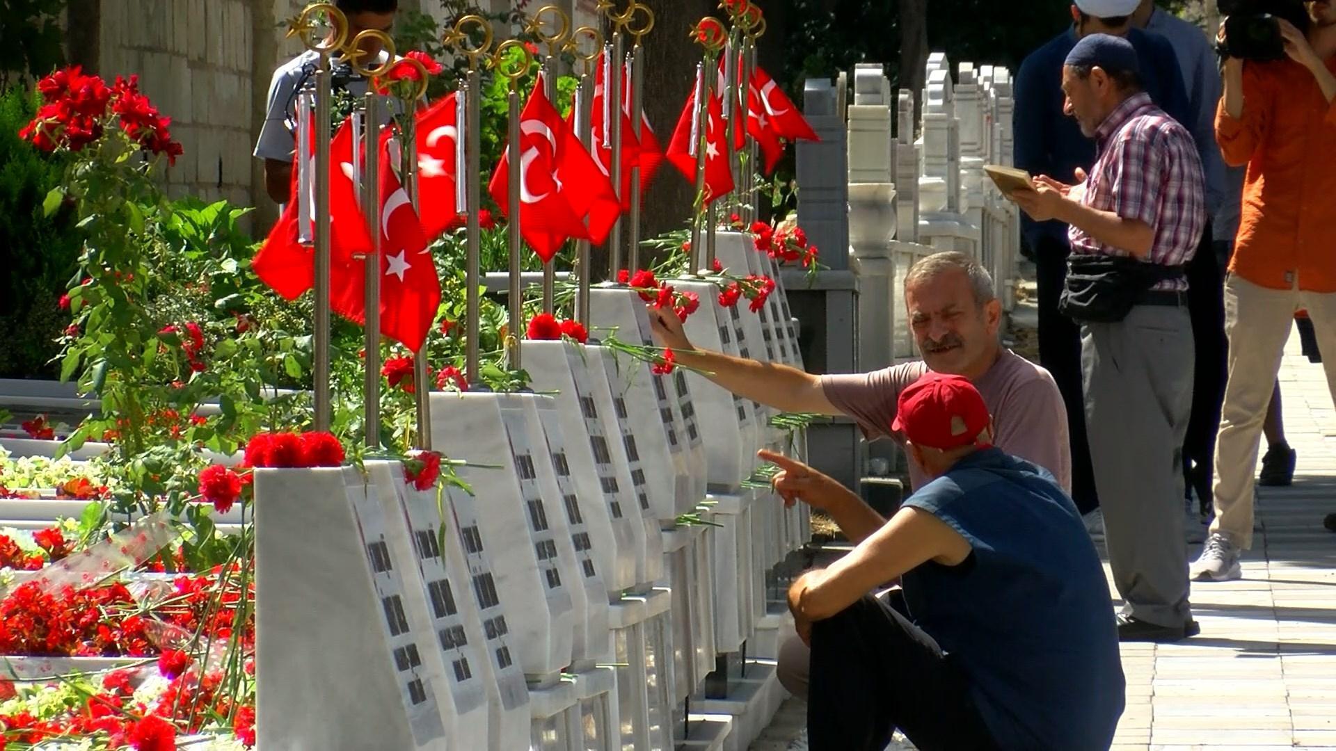 Edirnekapı'daki 15 Temmuz Şehitliği'nde ziyaretçi yoğunluğu... 'Arkadaşım kucağımda şehit oldu'