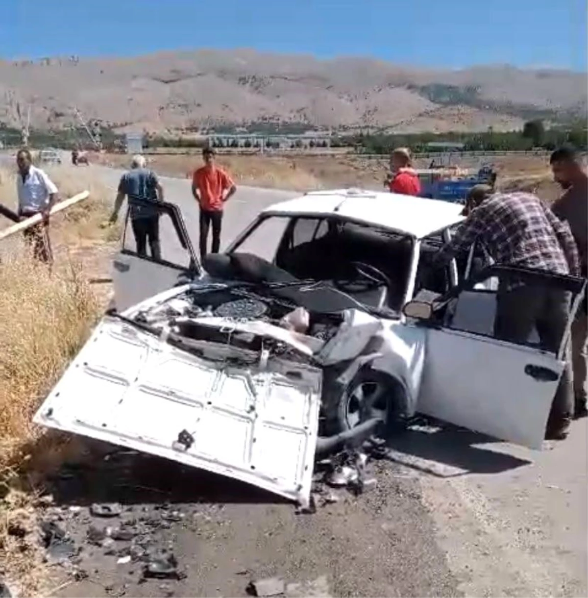 Elazığ'da kafa kafaya çarpışan otomobillerde 3 kişi yaralandı