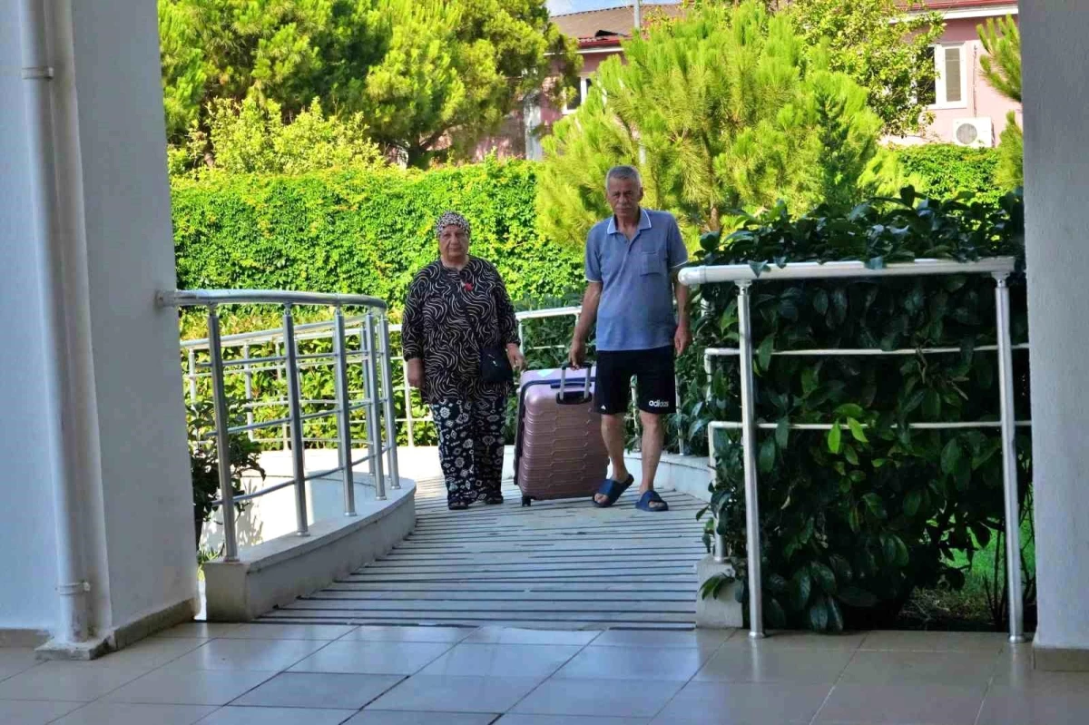 Emekliler Antalya'da Ücretsiz Tatilin Keyfini Çıkarıyor