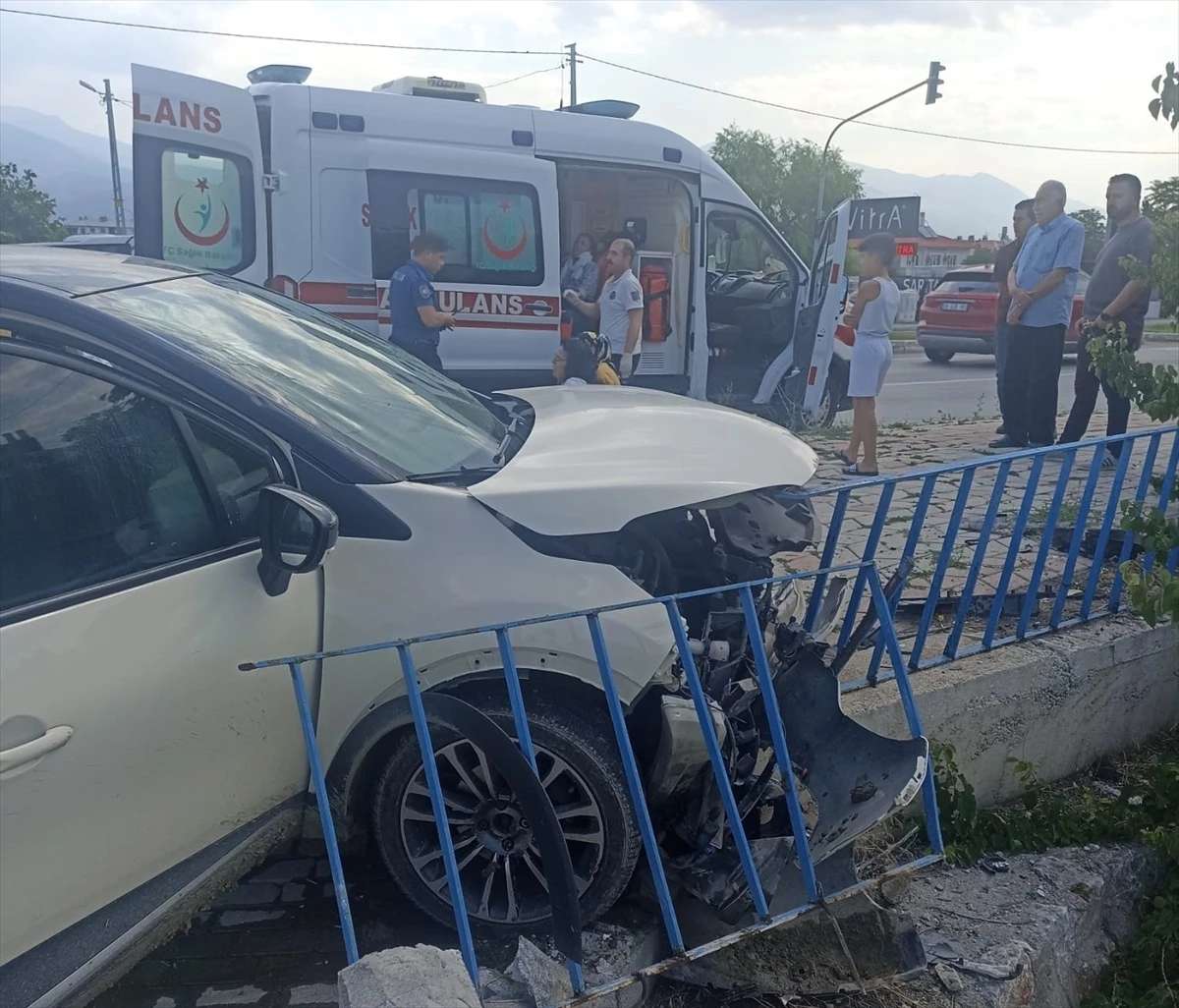 Erzincan'da otomobil ile hafif ticari araç çarpıştı, 7 kişi yaralandı