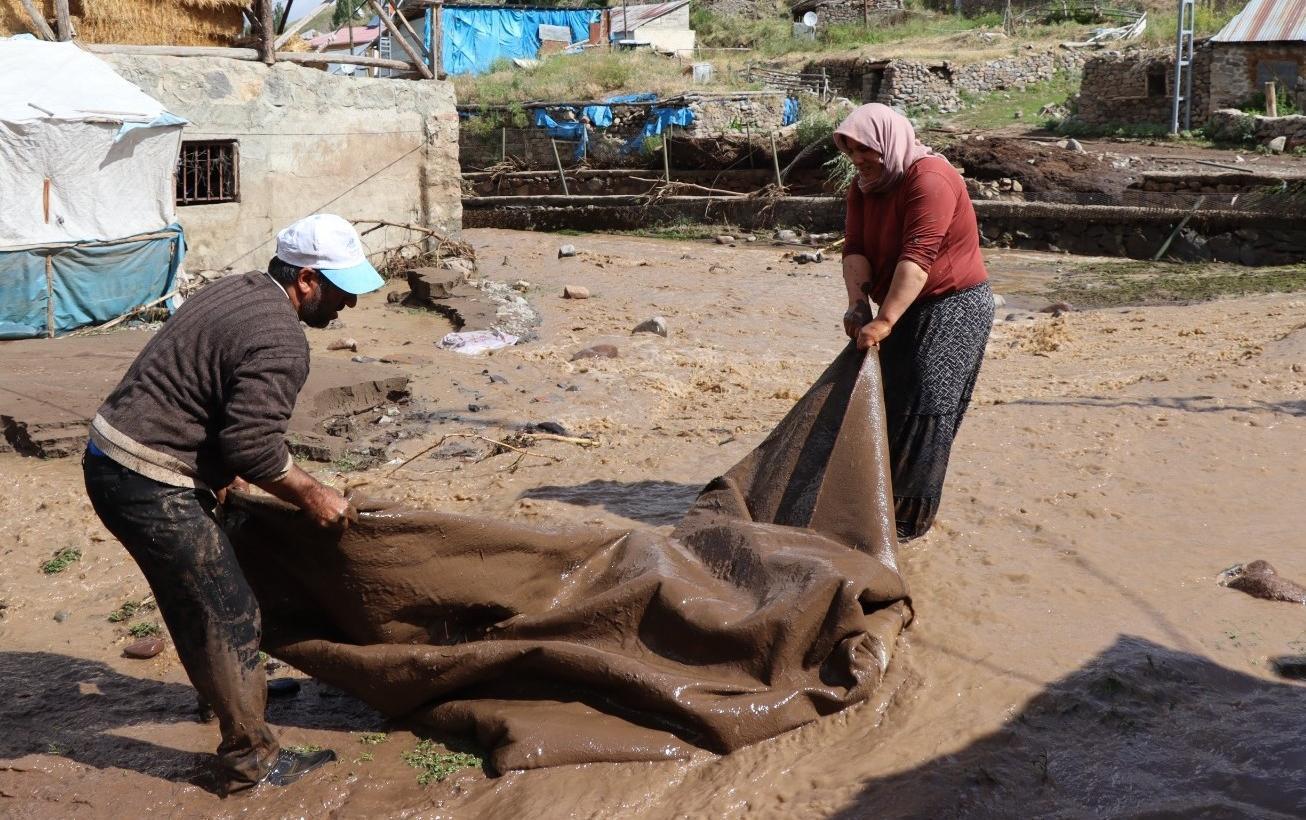 Erzurum'u sağanak vurdu: Ev ve ahırları su bastı